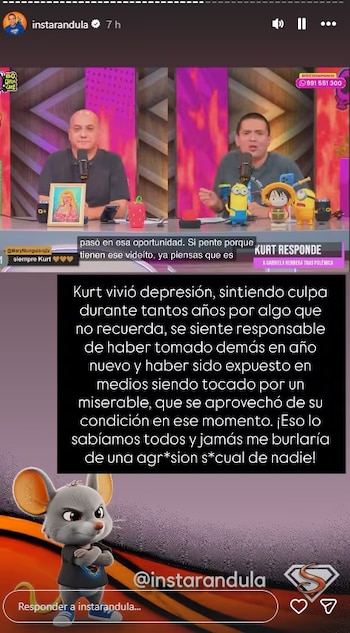 Captura de una historia de Instagram con dos hombres ante micrófonos, un texto sobre fondo negro y una ilustración animada de un ratón
