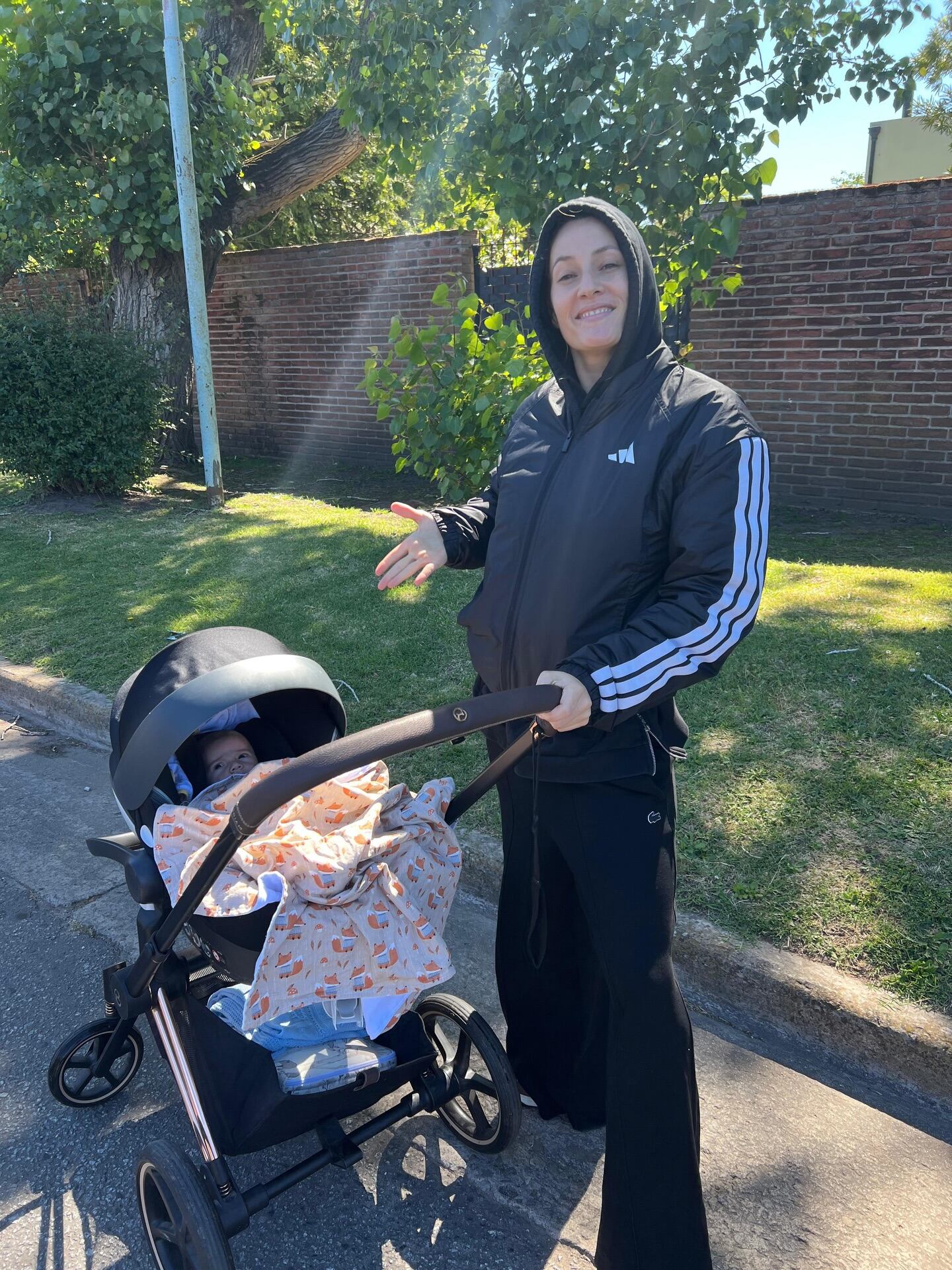 Mica llevó a pasear a su sobrino en cochecito