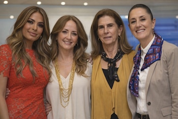 Cuatro mujeres, Galilea Montijo, Andrea Legarreta, Annie Pardo y Claudia Sheinbaum, posan sonrientes para una foto, de izquierda a derecha.
