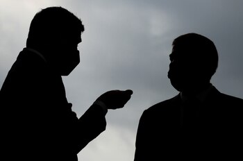 La silueta de los dos