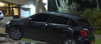 Los vidrios polarizados del automóvil dificultaron la visibilidad hacia el interior durante la inspección previa al traslado- crédito Captura de video Noticias Caracol