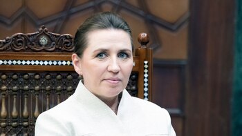 Primera ministra danesa, diagnosticada con "latigazo cervical leve" tras sufrir agresión