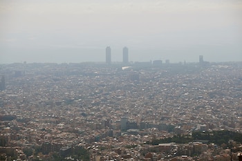 Fotografía de archivo de contaminación en la ciudad de Barcelona. EFE/Alejandro García.