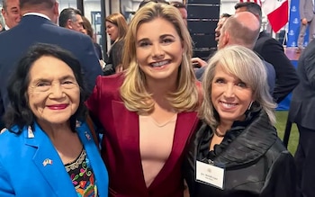 La gobernadora Maru Campos asistió el 2 de octubre de 2024 a una recepción en la Embajada de Estados Unidos en México, donde se reunió con la primera dama Jill Biden. En el evento habló sobre el turismo y las oportunidades de negocios en Chihuahua, y reforzó la cooperación con sus homólogos de Nuevo León y Oaxaca. También participaron funcionarios estadounidenses y autoridades de ambos países.