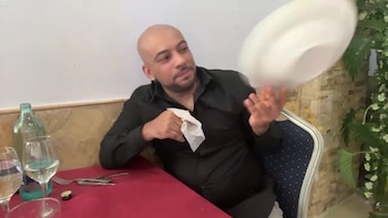 Borja Escalona rompiendo los platos