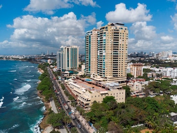 Vista general del Malecón Center y del hotel Catalonia en la avenida del malecón en Santo Domingo (República Dominicana). EFE/ Orlando Barría/Archivo