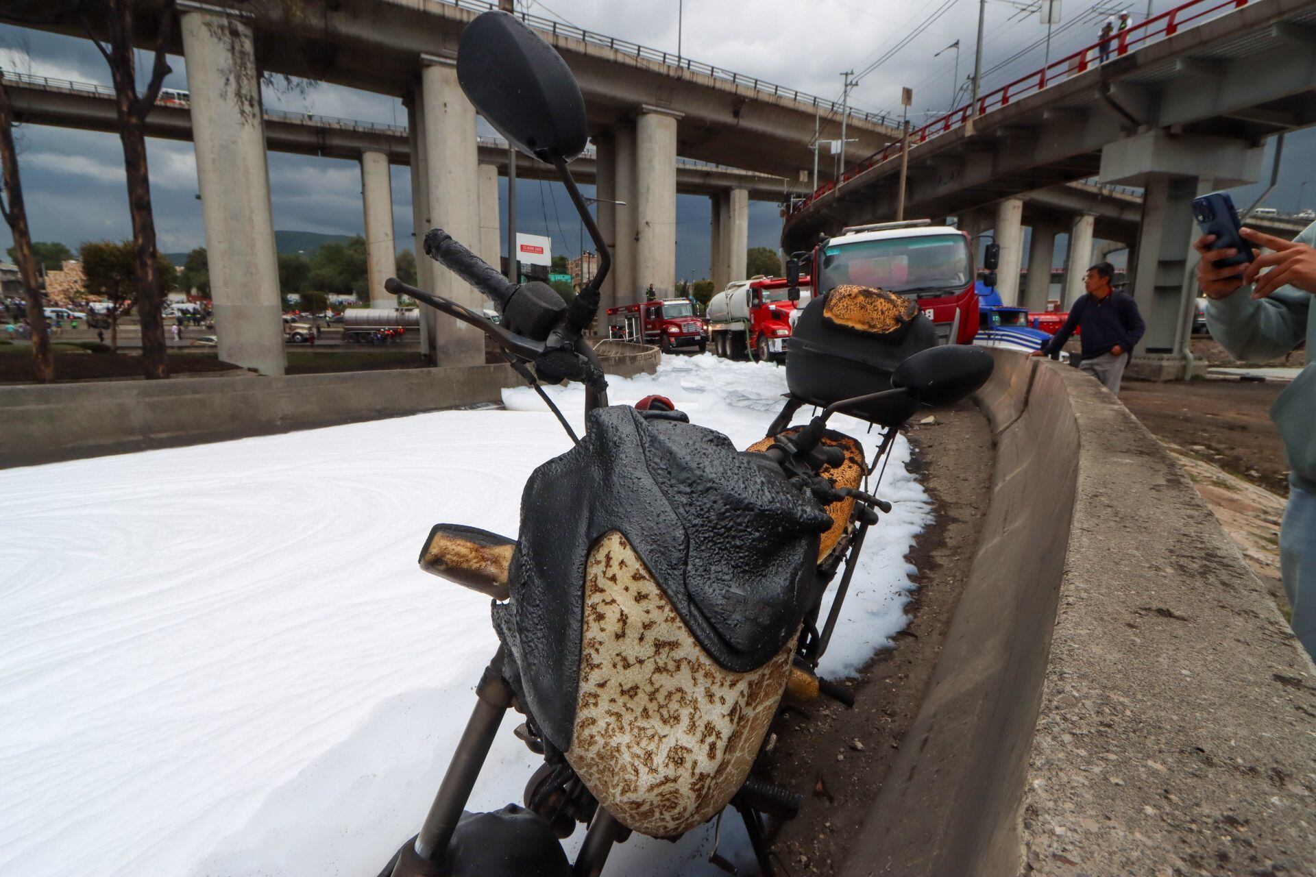 CIUDAD DE MÉXICO, 10SEPTIEMBTE2025.- Daños tras la explosión de una pipa de gas en el bajo puente de Puente de la Concordia y Calzada Zaragoza que dejó como saldo más de cincuenta personas lesionadas y decenas de autos calcinados. FOTO: AGENCIA CUARTOSCURO.COM