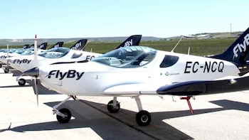 Dos heridos tras estrellarse una avioneta de una escuela de pilotos en un campo de cereal de Viana (Navarra)