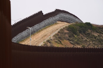 ARCHIVO - Alambre de púas cubre parte del interior de un muro fronterizo que separa a la ciudad de Tijuana, México, de Estados Unidos, el 4 de junio de 2025, en San Diego. (AP Foto/Gregory Bull, archivo)