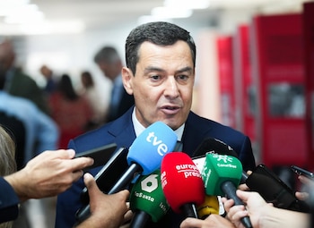 16/10/2026 El presidente de la Junta de Andalucía, Juanma Moreno, atiende a los medios tras el acto de entrega del premio 'Por un poder andaluz'. A 16 de octubre de 2026 en Sevilla (Andalucía, España). Juanma Moreno, participa en el acto de entrega del premio 'Por un poder andaluz', que otorga la Fundación Alejandro Rojas Marcos y que este año recae en el secretario general de UGT Andalucía, Óskar Martín.
POLITICA
María José López - Europa Press