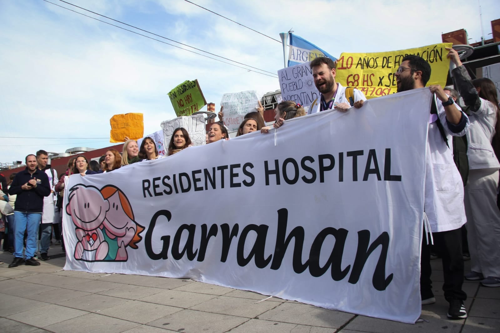 Trabajadores del Hospital Garrahan se movilizaron reclamando por la pérdida en el poder adquisitivo de los salarios (Foto: Silvana Safenreiter)