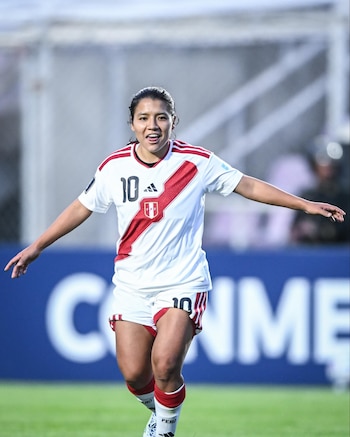 Sandra Arévalo se vistió de heroína para firmar una jugada monumental y darle la victoria a Perú. Crédito: La Bicolor.