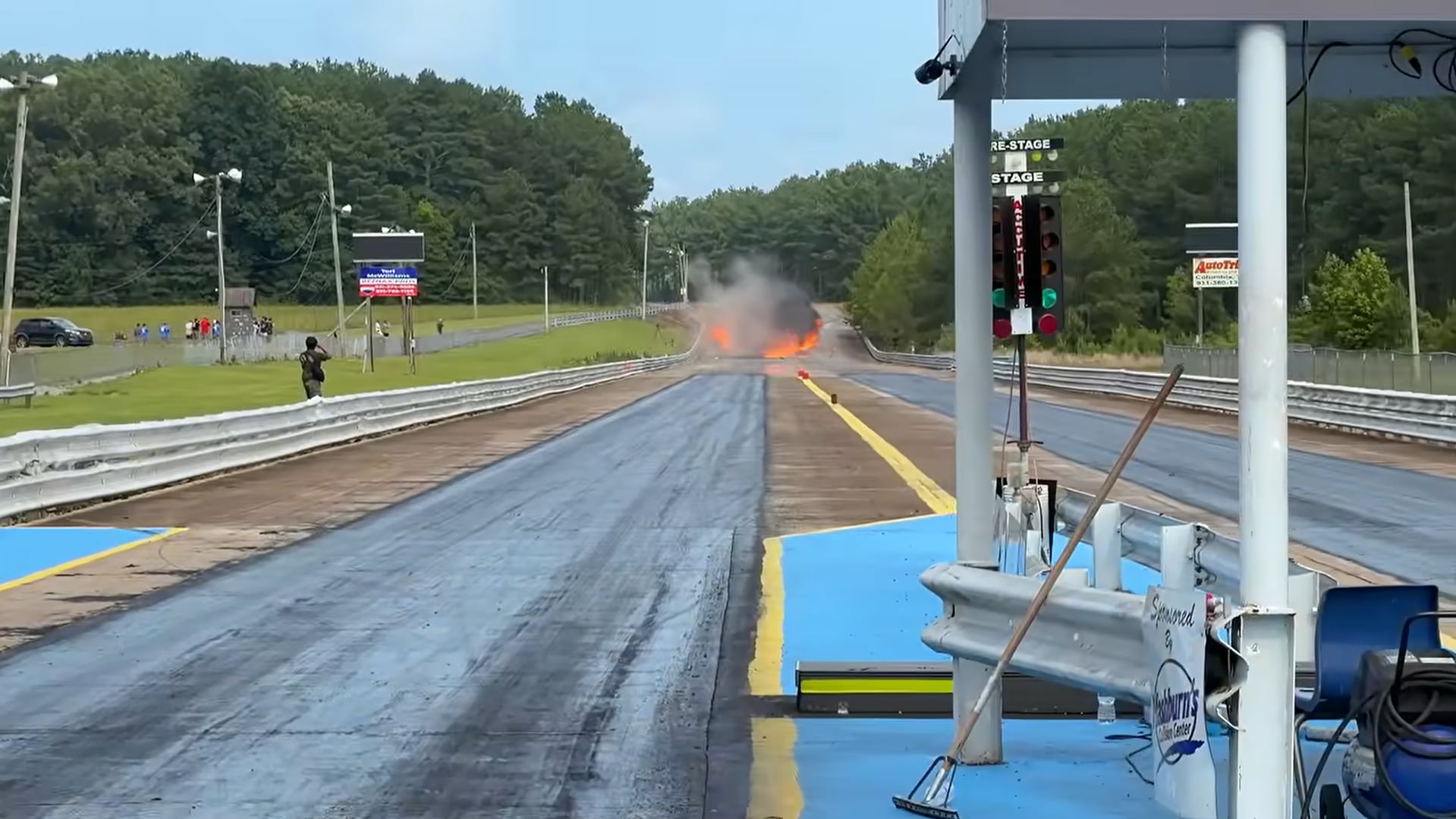 El equipo desconectó el radar interior de Tesla para evitar que la Cybertruck activara el modo estacionamiento al no detectar ocupantes (Captura @Prop Department)