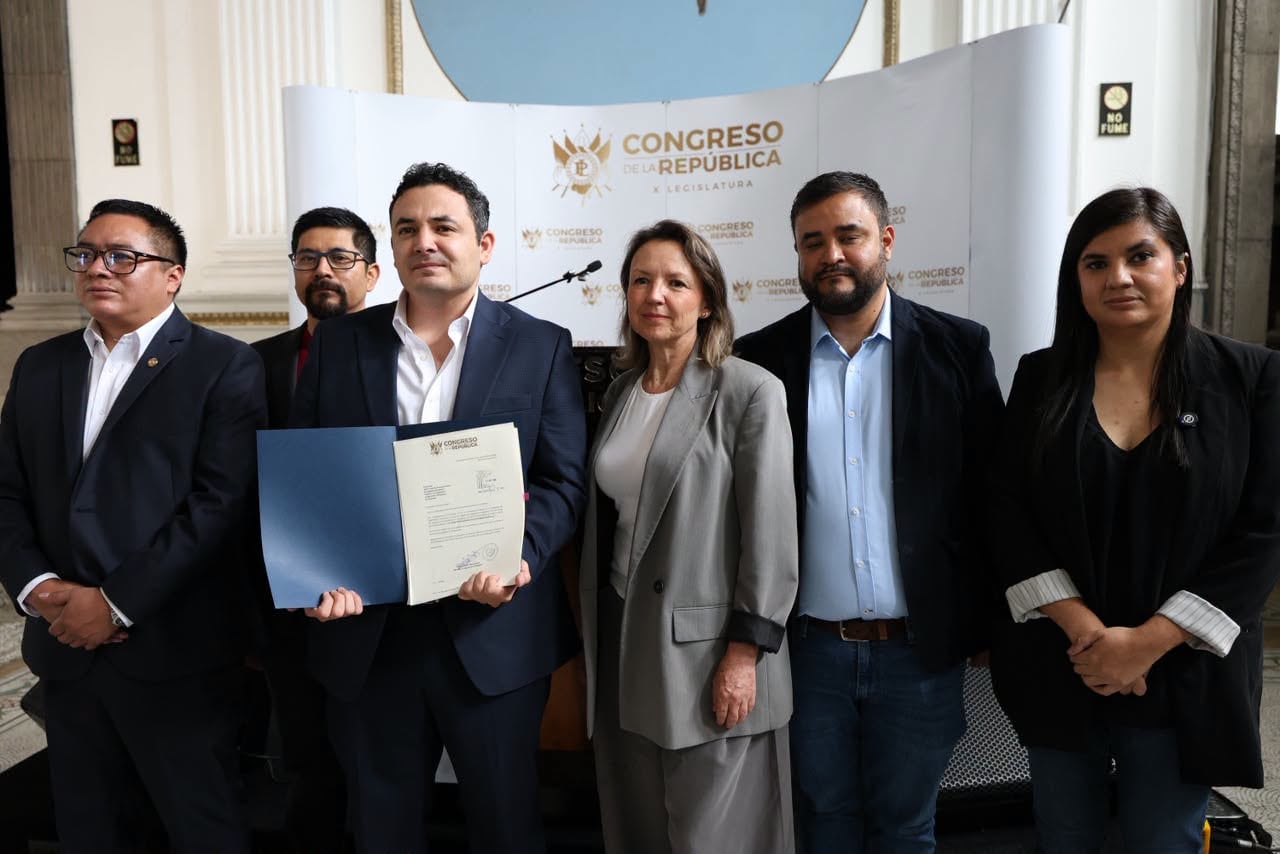 El diputado Samuel Pérez presentó ante el Congreso de Guatemala una iniciativa que reconoce los derechos laborales de conductores y repartidores de aplicaciones. (Congreso de la República de Guatemala)