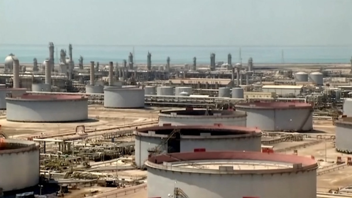 Imagen de la noticia: Los hutíes volvieron a atacar instalaciones de la mayor petrolera del mundo en Arabia Saudita y el aeropuerto de Riad