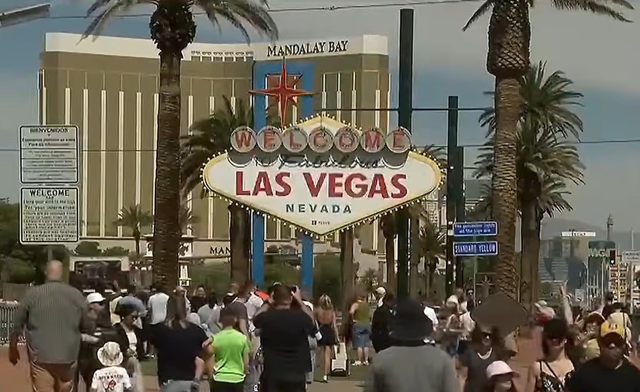 Las leyes del condado de Clark establecen la prohibición de cobrar por bienes o servicios en la vía pública sin licencia comercial (Fox 5 Vegas)