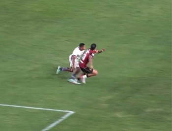 La imagen de la disputa de Edison Flores y Matías Lazo en el Universitario vs Melgar. - créditos: @Christian_AQP