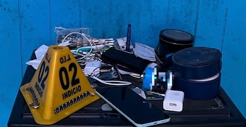 Durante el operativo, las autoridades decomisaron aparatos electrónicos y otras evidencias que serán analizados como parte de la investigación. Crédito: OIJ