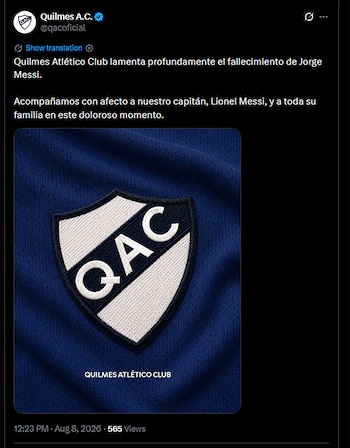 Captura de pantalla de un mensaje de red social del Quilmes Atlético Club con el texto de condolencias y el escudo del club bordado en una camiseta azul