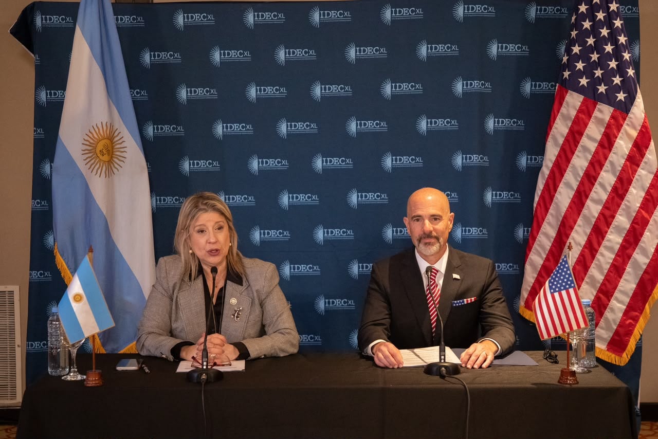 La ministra de Seguridad, Alejandra Monteoliva, con el titular de la DEA, Terry Cole, en Buenos Aires