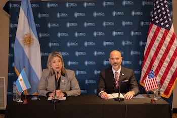 La ministra de Seguridad, Alejandra Monteoliva, con el titular de la DEA, Terry Cole, en Buenos Aires