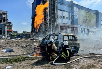 Bomberos trabajan en el lugar