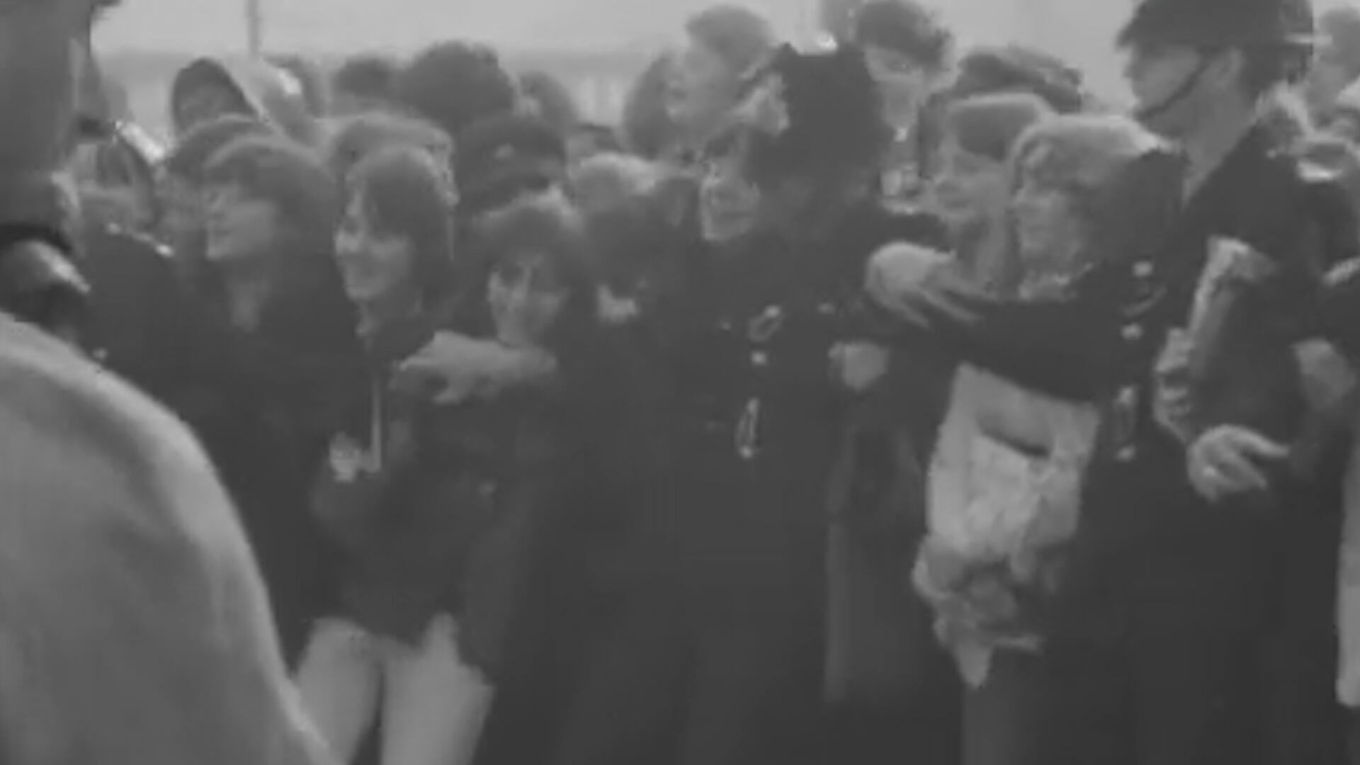 La policía tuvo enormes dificultades para contener a los fans que se acercaron para ver pasar el auto de los Beatles