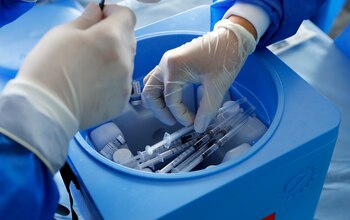 Personal de la salud se prepara para aplicar varias vacunas contra la covid-19. EFE/ Mauricio Dueñas Castañeda/Archivo