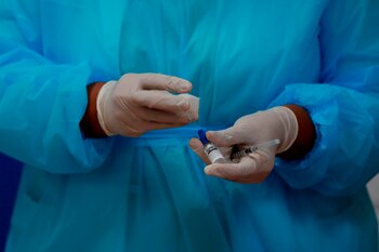 Una enfermera prepara una dosis