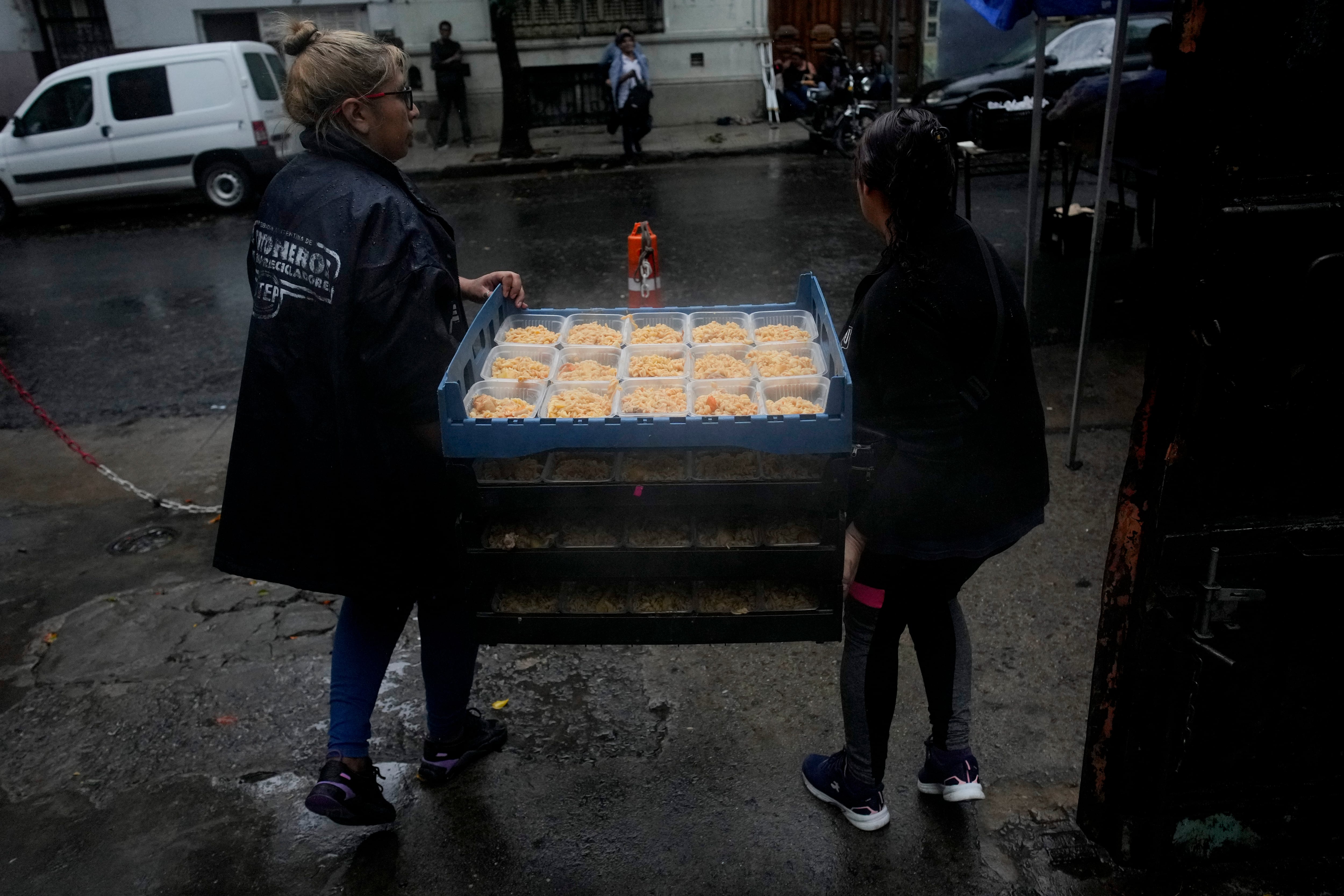 El objetivo principal es abastecer de pan a comedores comunitarios, merenderos, hospitales públicos, escuelas y otros organismos del Estado (AP Foto/Natacha Pisarenko, Archivo)