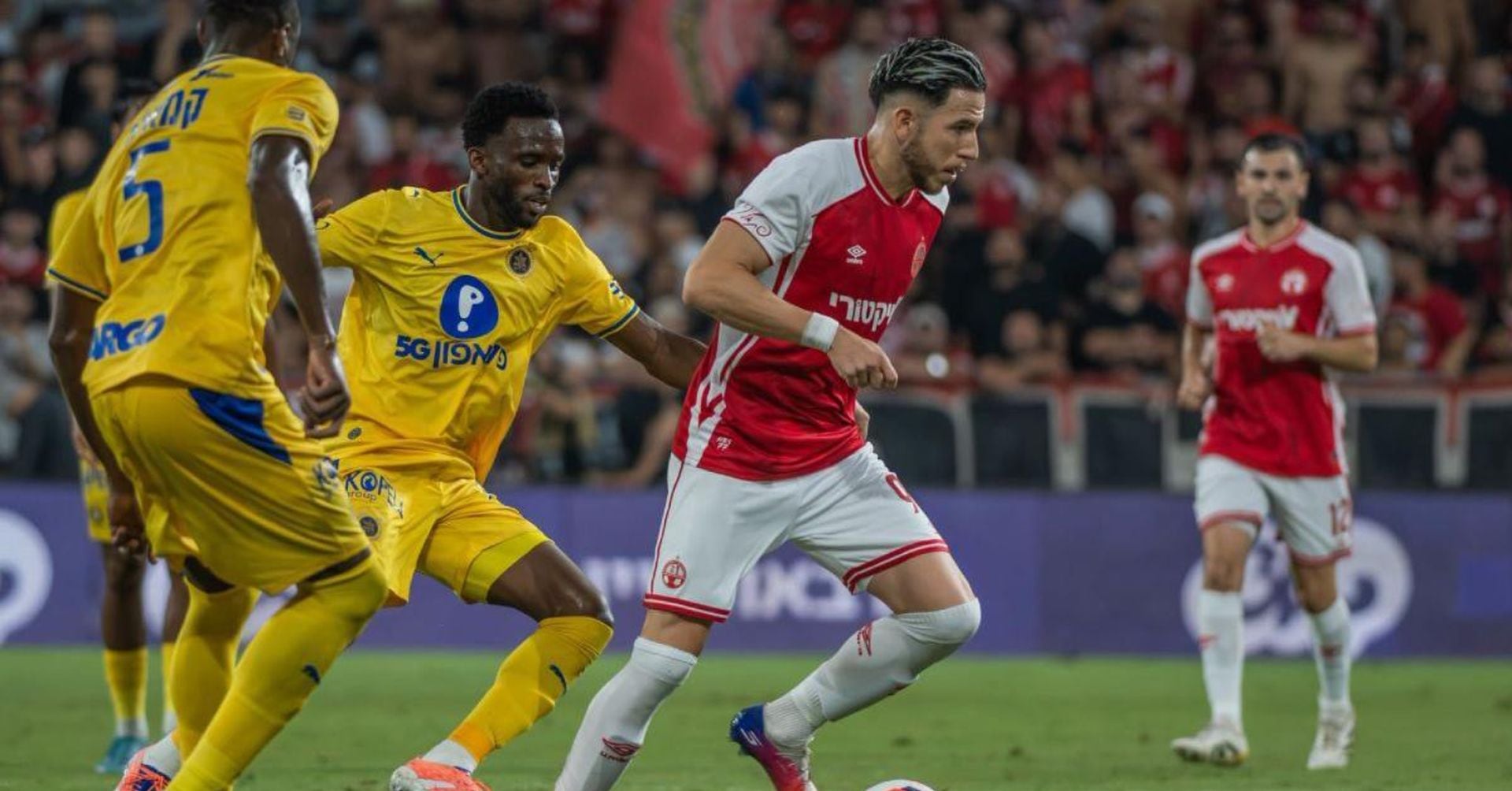 El AZ Alkmaar tomó la iniciativa desde el comienzo y generó peligro con remates desde fuera del área, pero Marciano sostuvo el empate durante el primer tiempo. Tras el descanso, ambos equipos anotaron y dejaron el marcador igualado. (Hapoel Beer Sheva)