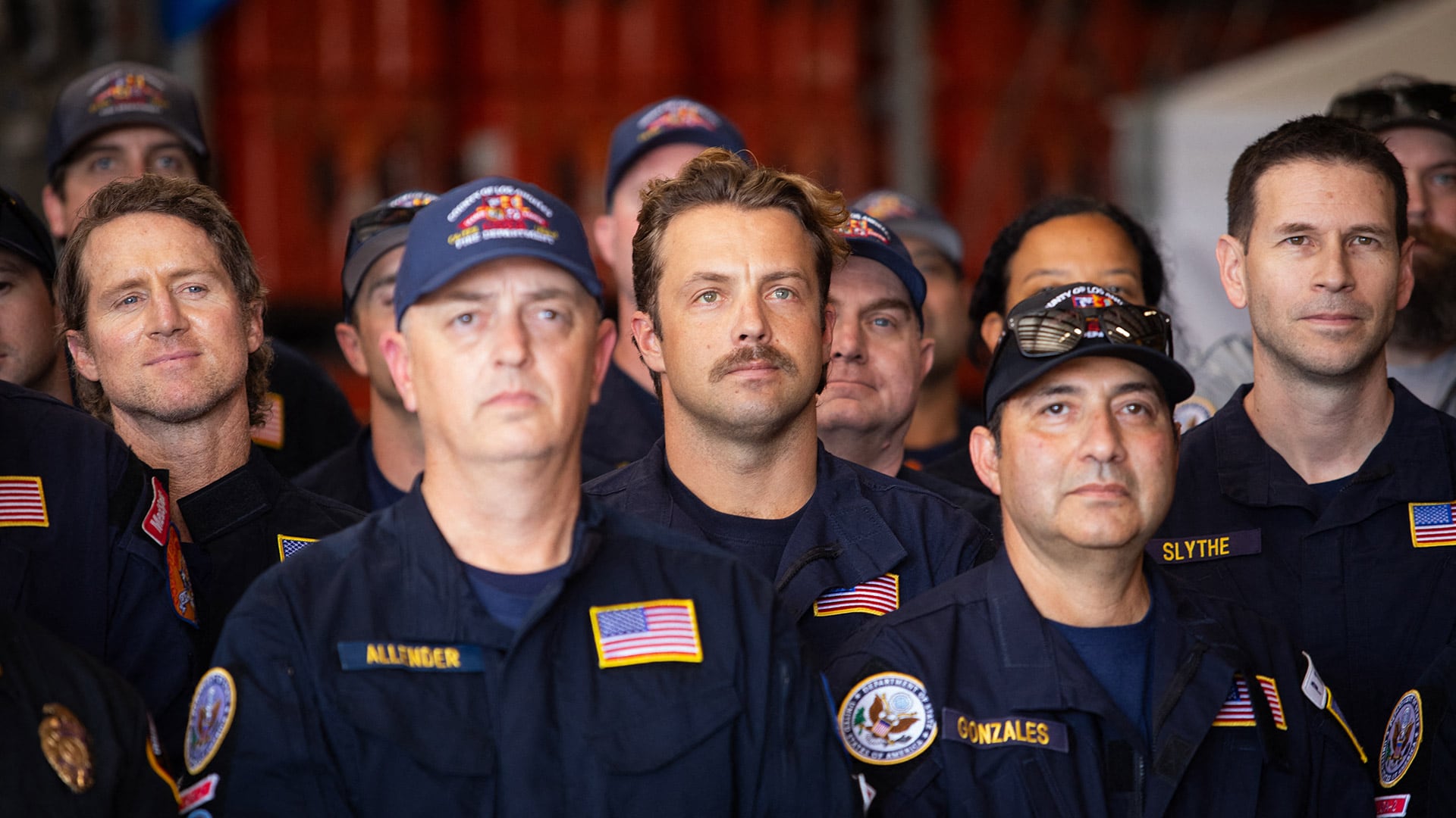 El equipo de rescate de Los Ángeles salvó a tres niños en un edificio derrumbado, incluido uno de nueve años, según informó The New York Times (Photo by Blake Fagan / AFP)