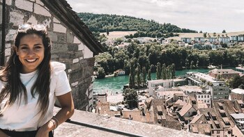 Es argentina, vive hace dos