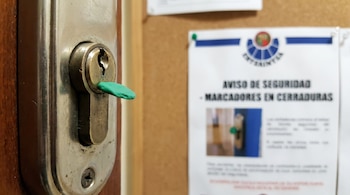 El método de los ladrones para comprobar si una casa está habitada (VisualesIA Scribnews)