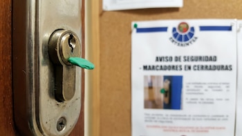 El método de los ladrones para comprobar si una casa está habitada: la Ertzaintza advierte sobre estos marcadores