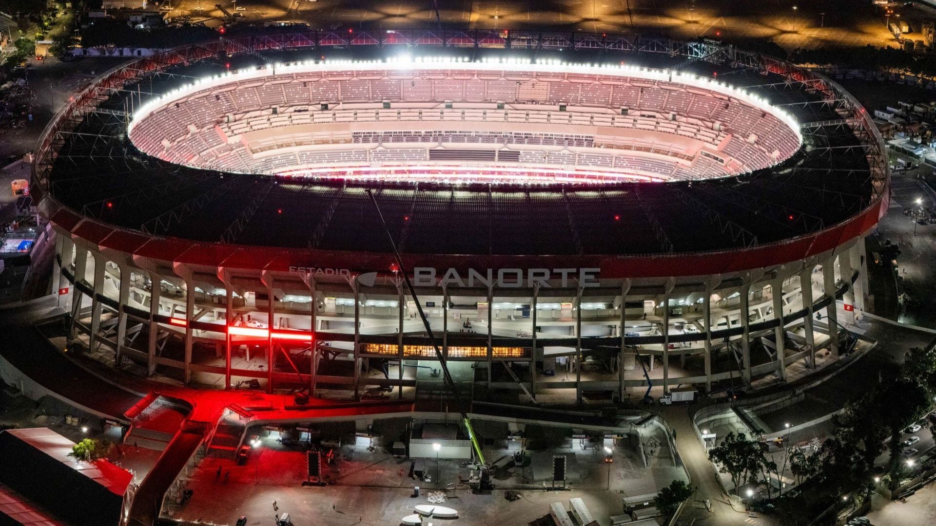 El Estadio Azteca, ahora denominado Estadio Banorte tras su proceso de remodelación, deja ver ya sus avances finales, donde destaca su iluminación LED en pleno funcionamiento, la cual anticipa el ambiente mundialista de cara al encuentro entre la Selección Mexicana y Portugal, a celebrarse este sábado. FOTO: TOMÁS PÉREZ DE LA. CRUZ/CUARTOSCURO.COM