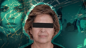 Retrato frontal de mujer con cabello castaño, ojos cubiertos por barra negra. Fondo verde esmeralda con grietas doradas y rostro difuminado.