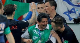 “La cámara al hombro en todo momento”: La travesía profesional del salvadoreño Yuri Cortez en el fotoperiodismo