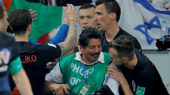 “La cámara al hombro en todo momento”: La travesía profesional del salvadoreño Yuri Cortez en el fotoperiodismo