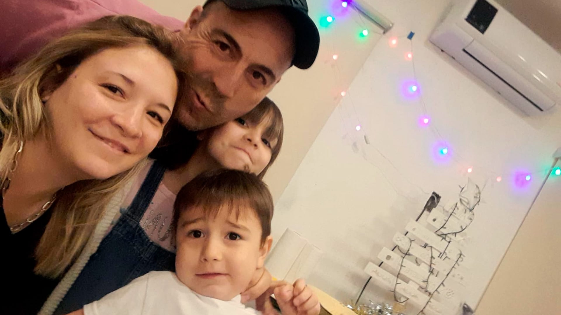 Celeste, Ariel, Lola y Benicio en diciembre de 2022, la última Navidad que pasaron juntos