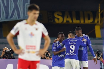 Jugadores de Millonarios celebran el gol de Carlos Darwin Quintero que selló este miércoles el triunfo por 1-0 sobre Boston River en partido de la segunda jornada de la fase de grupos de Copa Sudamericana jugado en el estadio Nemesio Camacho El Campín de Bogotá. EFE/ Mauricio Dueñas Castañeda