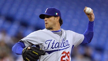 El exbeisbolista Dan Serafini recibió