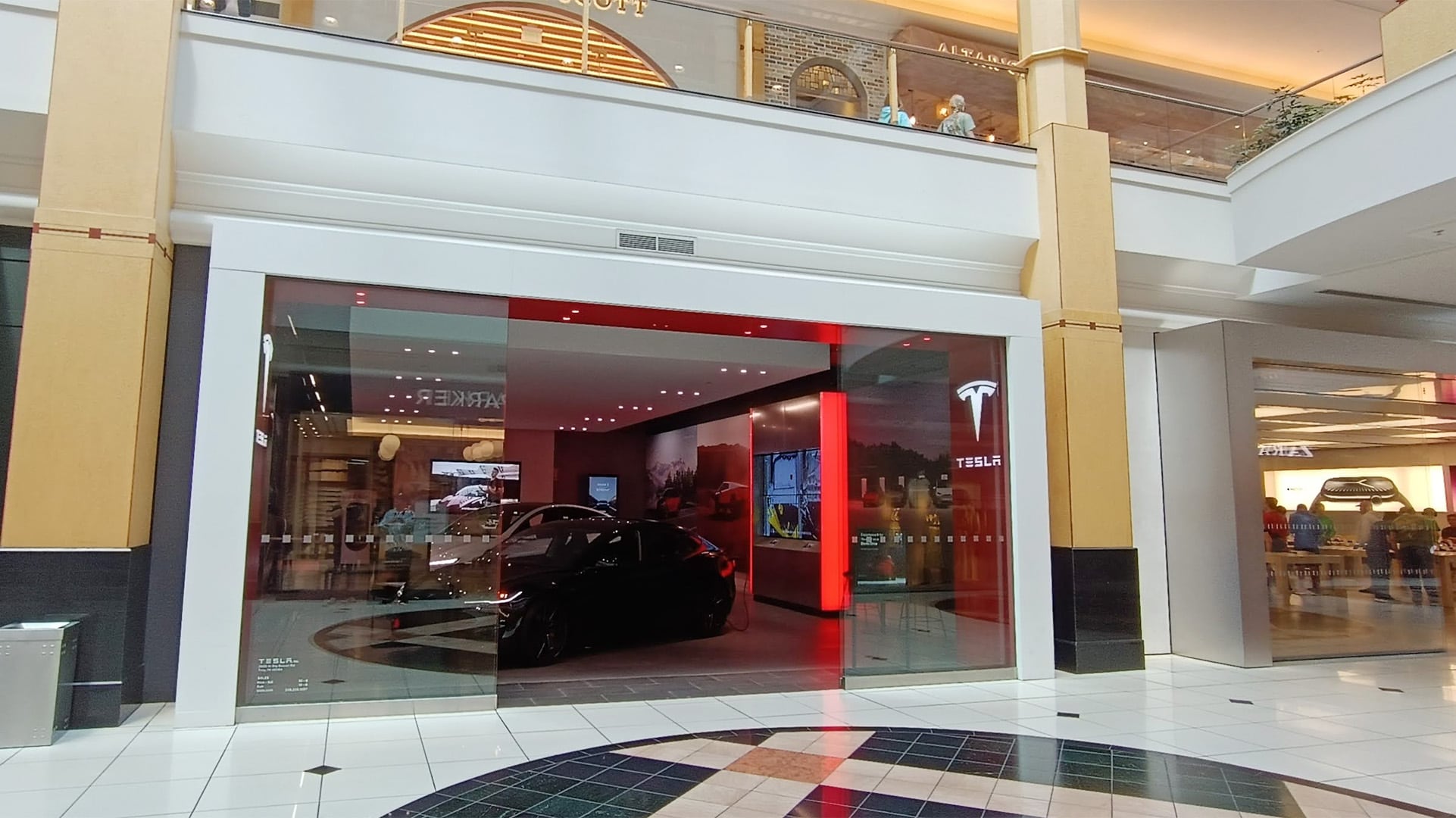 Una tienda de Tesla en un centro comercial de Detroit, Estados Unidos. La marca de Elon Musk tiene un esquema de venta directa a los usuarios sin concesionarios. (Infobae)