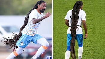 Juega en la selección que está penúltima en el ranking FIFA, tiene el pelo más largo del mundo y por su cabello hizo expulsar a dos rivales