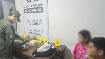 Acompañada de su hija menor