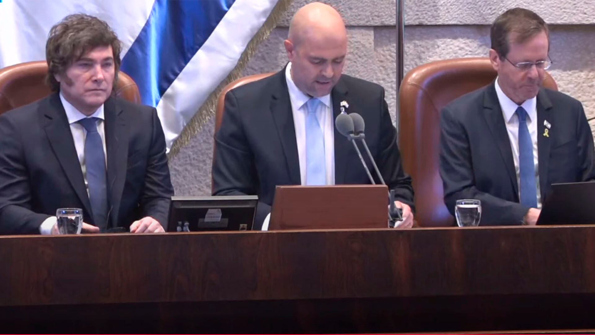 Javier Milei escucha la presentación del diputado Amir Ohana en el parlamento de Israel