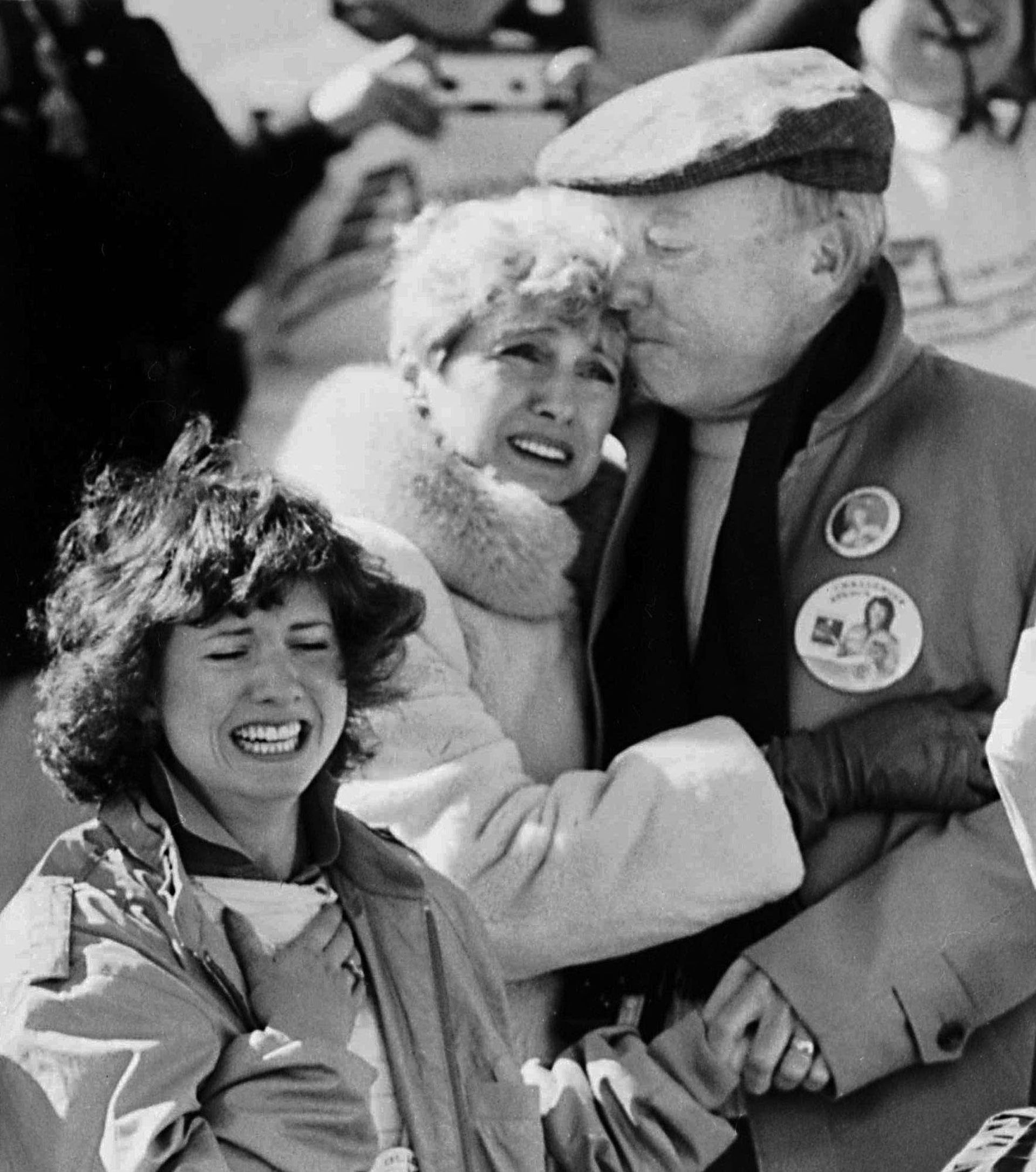 Dolor: el momento en que los padres de Christa, Grace y Ed, y su hermana Betsy, ven la explosión del Challenger (AP)