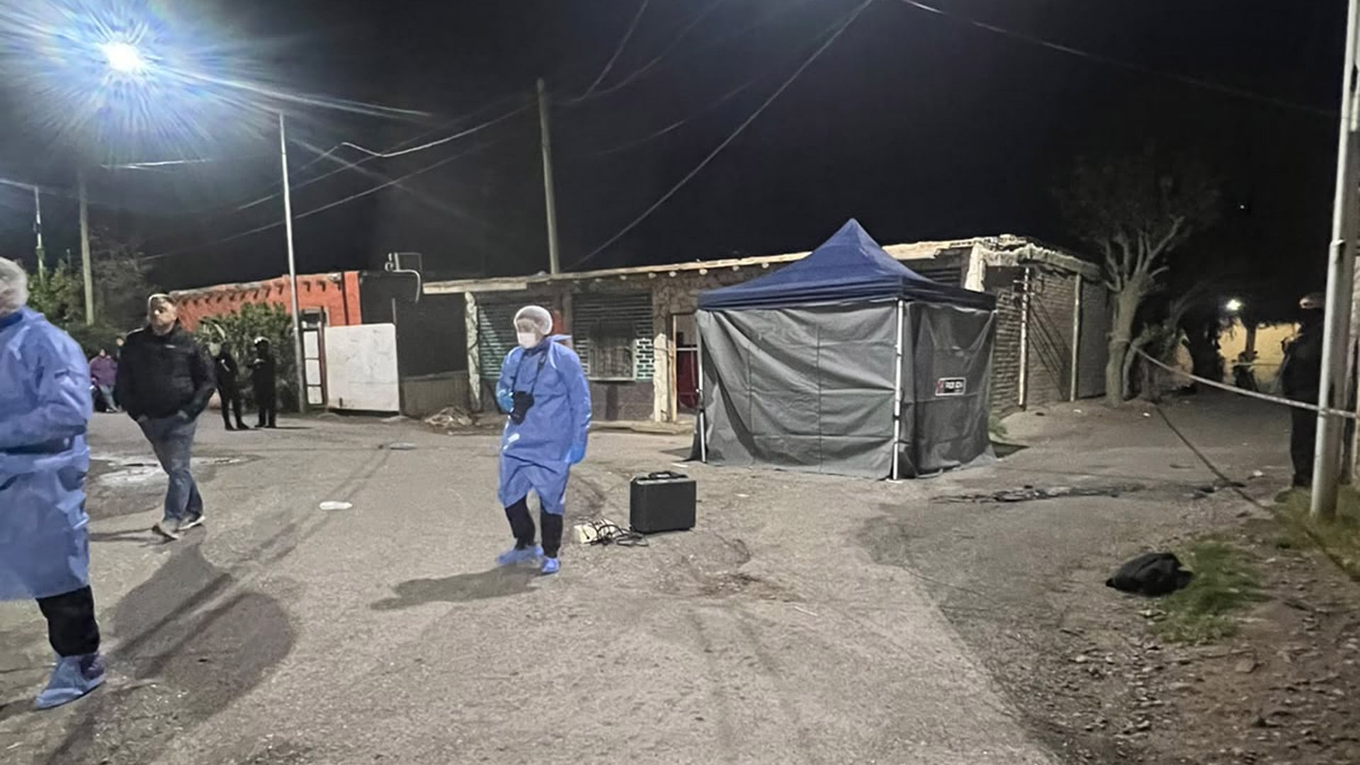 Personal de Policía Científica trabajó en la escena del crimen y se encargó del levantamiento del cuerpo de Quinteros
