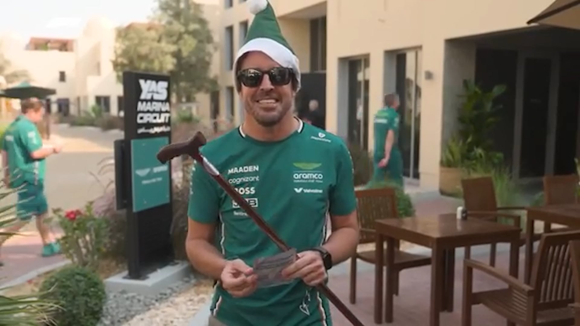 A Fernando Alonso le regalaron un bastón (captura video)