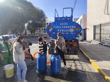 Residentes de Arequipa llenan recipientes